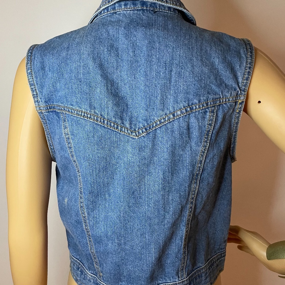 Super trendy Jean jacket with gold grommet details - Picture 7 of 9